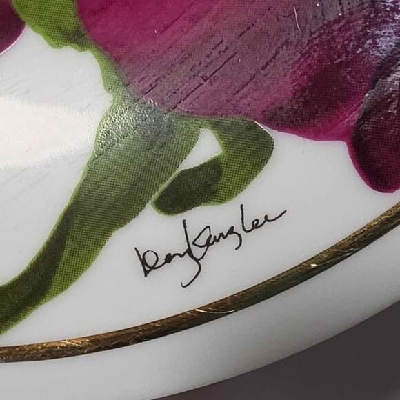 Naremoa Teacup and Saucer Roses - Picture 8 of 9